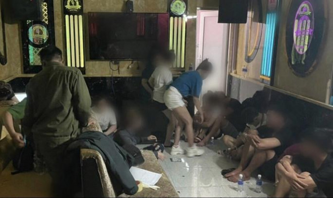 Lực lượng công an ập vào bắt quả tang 15 nam, nữ thanh niên sử dụng trái phép chất ma túy