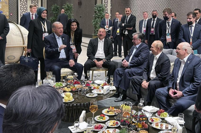 Tổng thống Nga Vladimir Putin (ngồi, thứ hai từ phải sang) trong buổi gặp Tổng thống Belarus – ông Alexander Lukashenko (ngồi, ngoài cùng bên phải), Tổng thống Uzbekistan – ông Shavkat Mirziyoyev (ngồi, giữa), Tổng thống Azerbaijani - ông Ilham Aliyev (ngồi, thứ hai từ trái sang), Tổng thống Thổ Nhĩ Kỳ Recept Tayyip Erdogan (ngồi, ngoài cùng bên trái) tại kỳ hội nghị thượng đỉnh Tổ chức Hợp tác Thượng Hải ở Uzbekistan ngày 15-9. Ảnh: AP