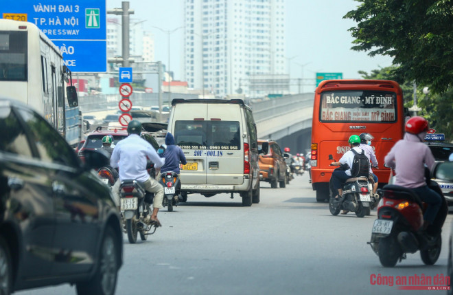 Tình trạng dừng đỗ đón trả khách sai quy định trên đường Phạm Văn Đồng thời gian qua khá nhức nhối.&nbsp;