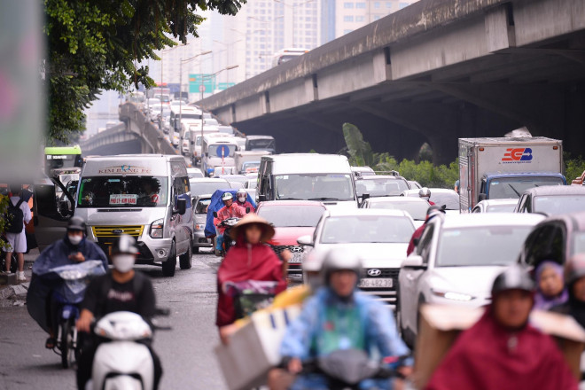 Người dân Thủ đô lại &#34;chật vật&#34; về nhà sau cơn mưa dông - 1