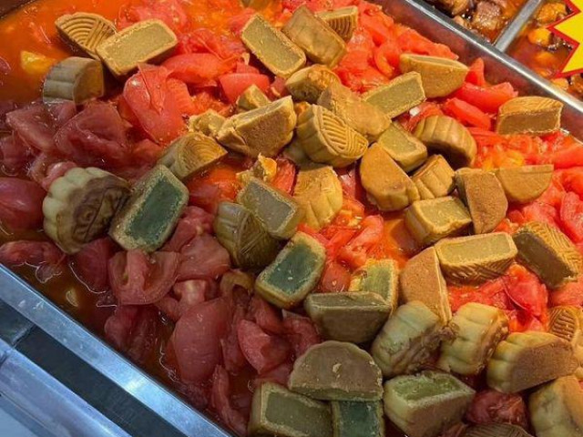 Phi thường - kỳ quặc - Bất ngờ với món "bánh trung thu sốt cà chua" chỉ 3000 đồng, kết quả kinh doanh càng gây kinh ngạc