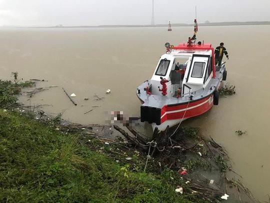 Thi thể nạn nhân được người dân phát hiện trôi dạt trên sông - Ảnh: Công an cung cấp