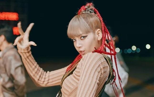 Lisa cũng bị công kích với lý do tương tự. Ảnh: Koreaboo.