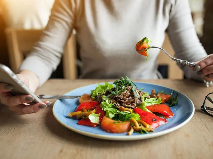 Media - 4 thói quen ăn uống sai lầm khiến bạn tăng cân "vùn vụt"