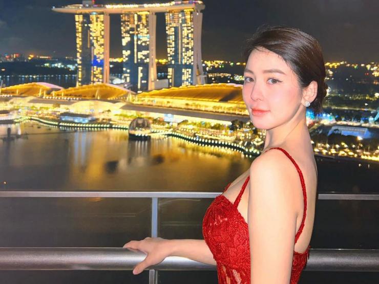 Trâm Anh diện váy hai dây phô khéo nét đẹp đầy đặn, sáng bừng giữa phố đêm Singapore
