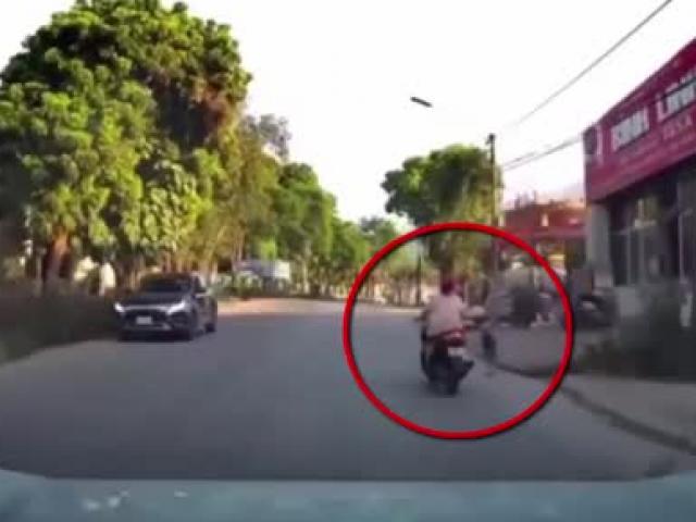 Clip: Thót tim cảnh lái ô tô “cứu nạn” cậu bé cắm mặt băng qua đường