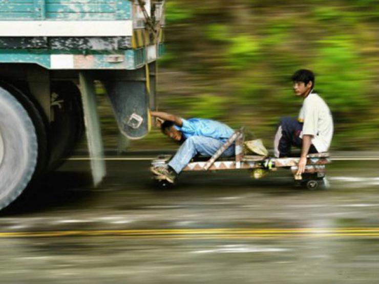 Tranh vui - Nhiều người giật mình khi bắt gặp "người vận chuyển" khó đỡ trên đường phố