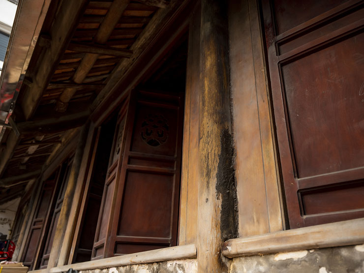 Cận cảnh ngôi nhà gỗ lim ở Hà Nội được dựng “thần tốc” trong một đêm