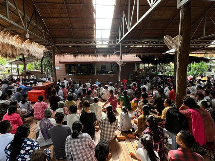 Chính khách Campuchia đăng một bài viết trên mạng, 15.000 người ùn ùn đổ về nông trại