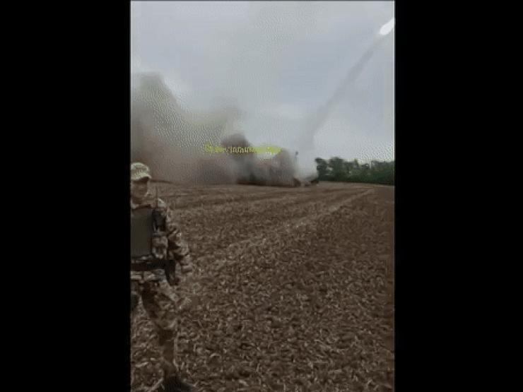 Dấu hiệu lạ từ video quân đội Ukraine phóng loạt đạn tên lửa HIMARS