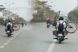 Bạn trẻ - Cuộc sống - Khoảnh khắc cha chở con trai cùng chiếc xe đạp cũ lên thành phố nhập học gây xúc động mạnh