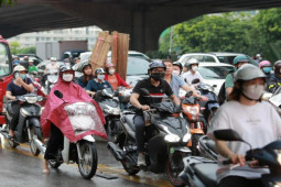 Tin tức trong ngày - Người dân Hà Nội chật vật về nhà sau cơn mưa chiều tầm tã