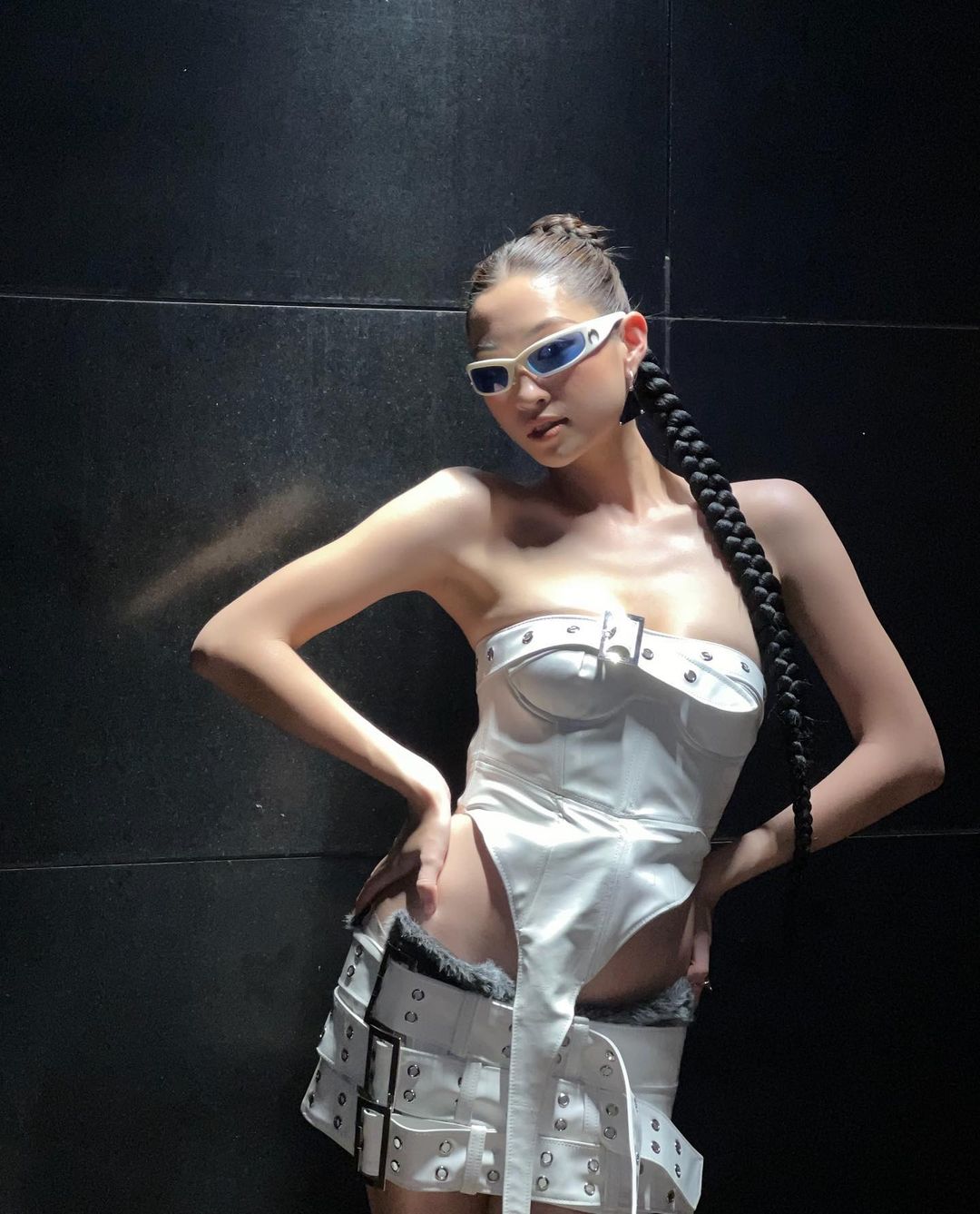 Hoa hậu Lương Thùy Linh táo bạo với mốt áo dáng quây kết hợp với chân váy cạp trễ.&nbsp;
