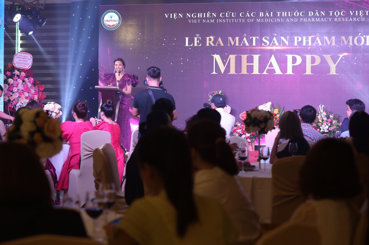 CEO Đinh Thị Mai tại lễ ra mắt sản phẩm Mhappy. Cô hiện là CEO Công ty TNHH Thương mại Đầu tư và Phát triển Việt Tín