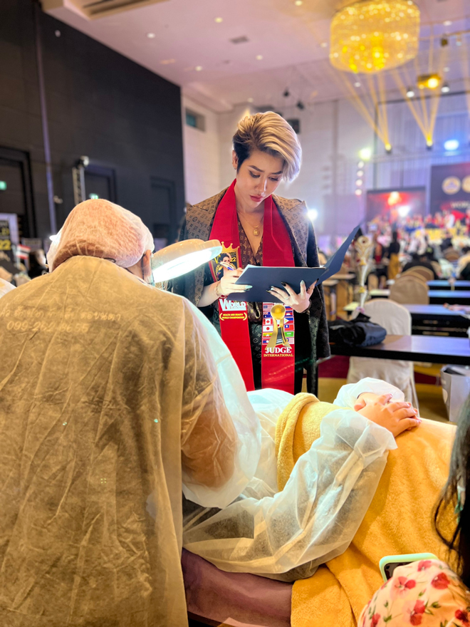 Hân Dư làm BGK chấm thi