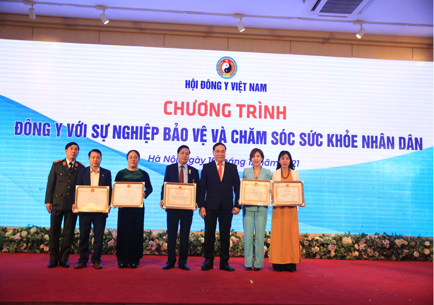 Viện Nghiên cứu các bài thuốc dân tộc Việt Nam vinh dự nhận được bằng khen của Hội Đông Y Việt Nam năm 2021.