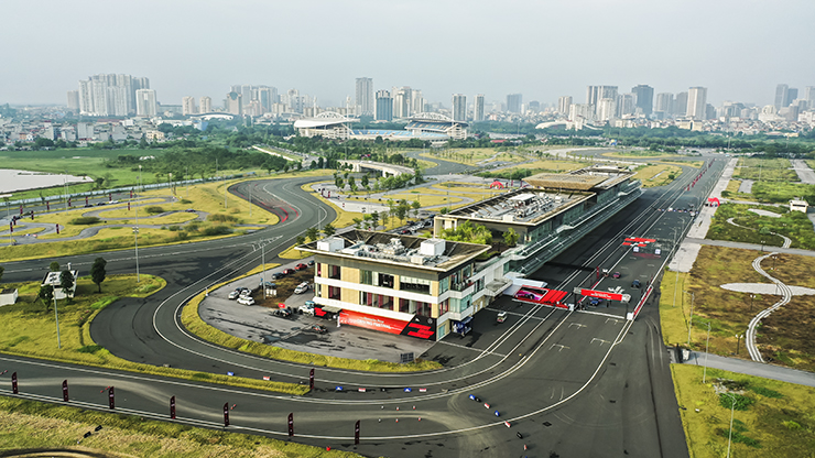 Dàn xe 100 tỷ của Mercedes-Benz chạy thử trên trường đua F1 Hà Nội - 6