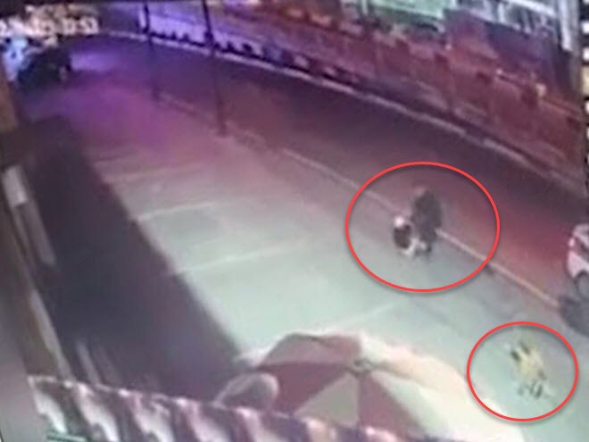 Camera an ninh ghi lại cảnh Lâm điều khiển xe taxi ép xe máy vào lề đường để Thức xuống xe gây án.