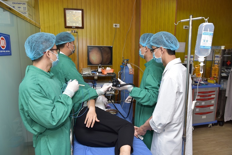 Bác sĩ thăm khám cho bệnh nhân. 