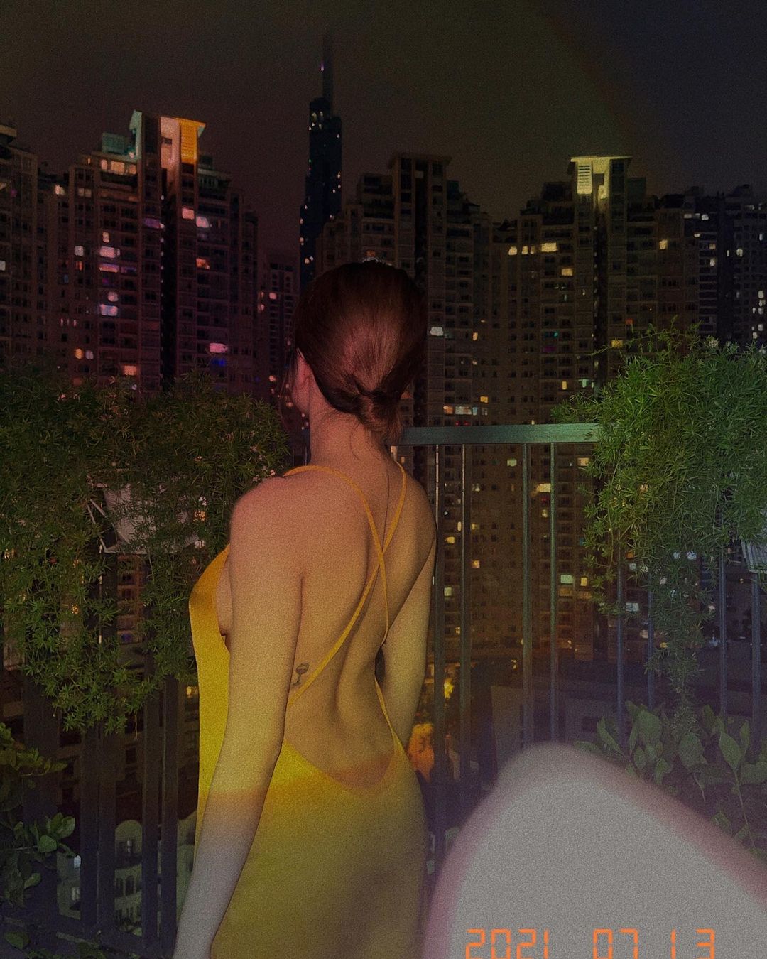 Trâm Anh diện váy hai dây phô khéo nét đẹp đầy đặn, sáng bừng giữa phố đêm Singapore - 4
