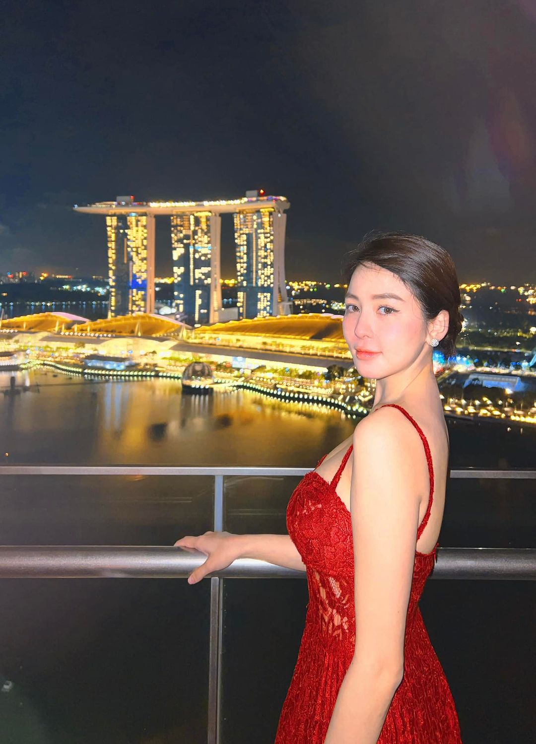 Trâm Anh diện váy hai dây phô khéo nét đẹp đầy đặn, sáng bừng giữa phố đêm Singapore - 1
