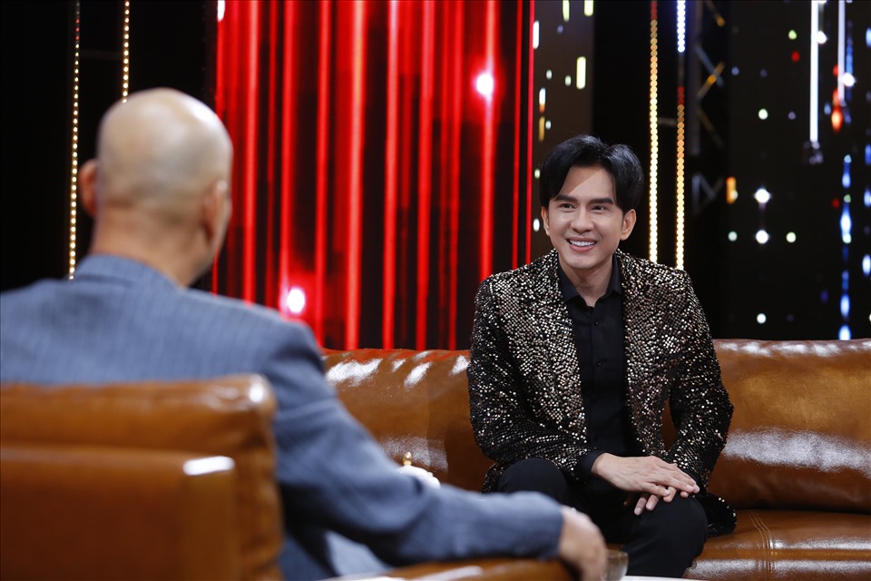 Chàng thợ tiện ăn cơm độn "đổi đời" thành ngôi sao ca nhạc có 900 bài hát, 60 đĩa DVD - 2