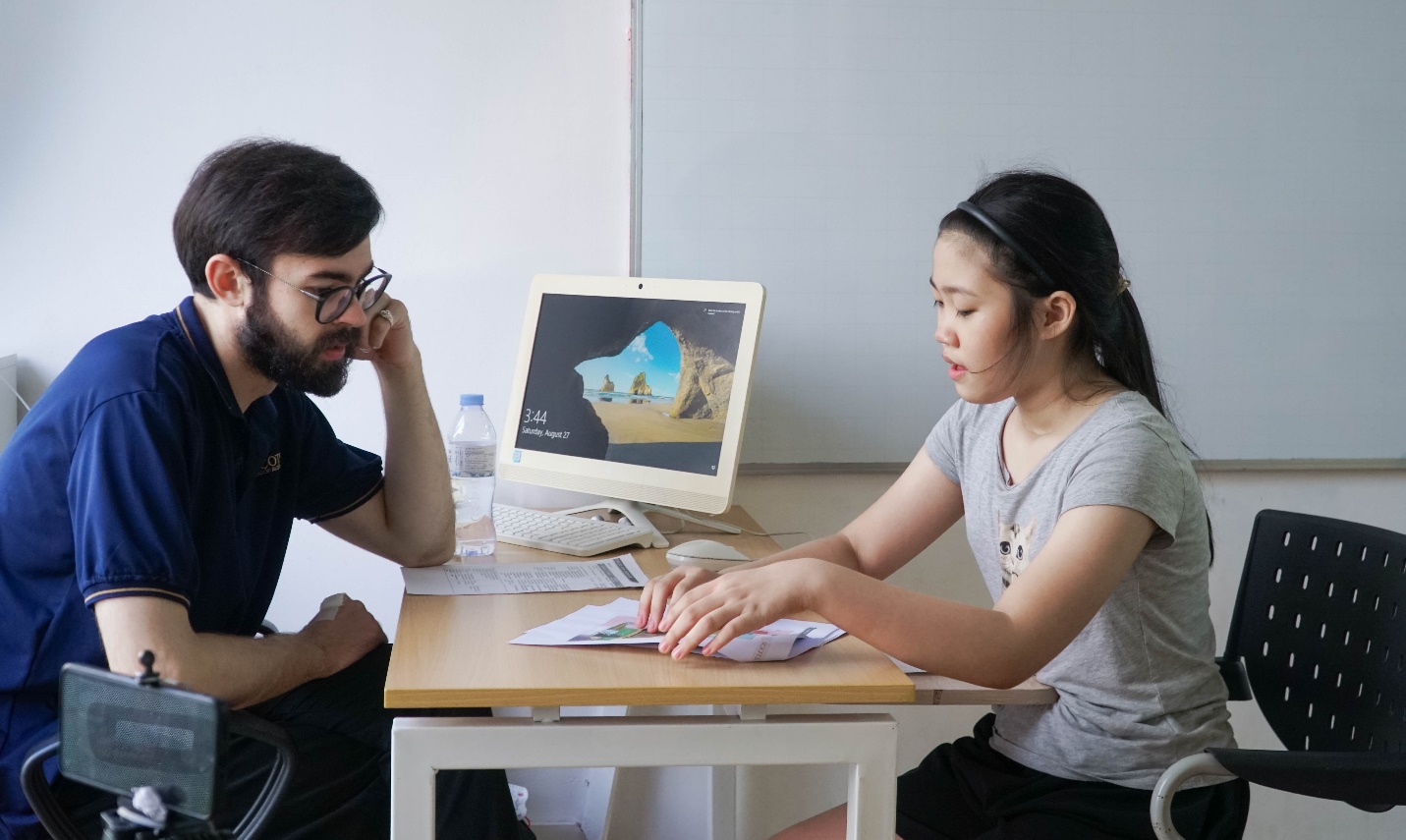 Thí sinh thi nói với chuyên gia trong Hội đồng Khảo thí. Ảnh: Scots English.