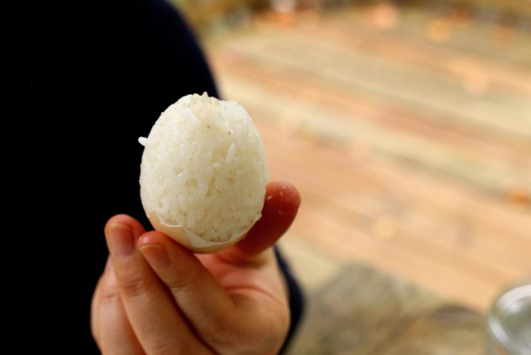 Cơm nấu trong vỏ trứng, món ăn cực tiện lợi trong những chuyến đi xa - 5