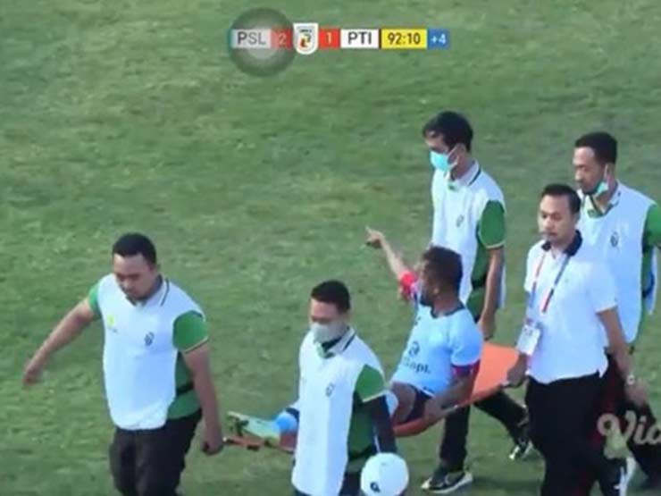 Bóng đá - Cầu thủ giả chấn thương kinh hoàng để câu giờ, lên cáng rồi đột ngột bình phục