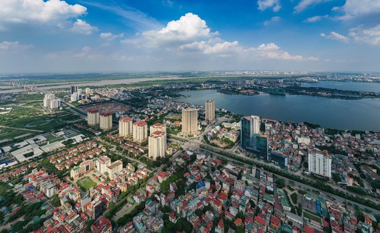 Sở dĩ khu vực ven hồ Tây có giá đất đắt đỏ là do gần hồ nước, phong cảnh đẹp, nhiều cây xanh.
