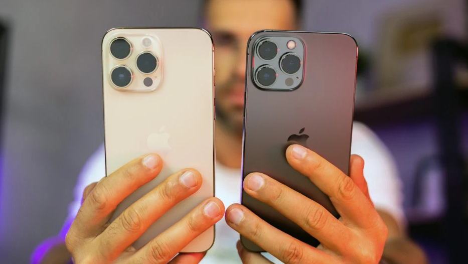 iPhone 14 Pro Max (trái) và iPhone 13 Pro Max (phải).