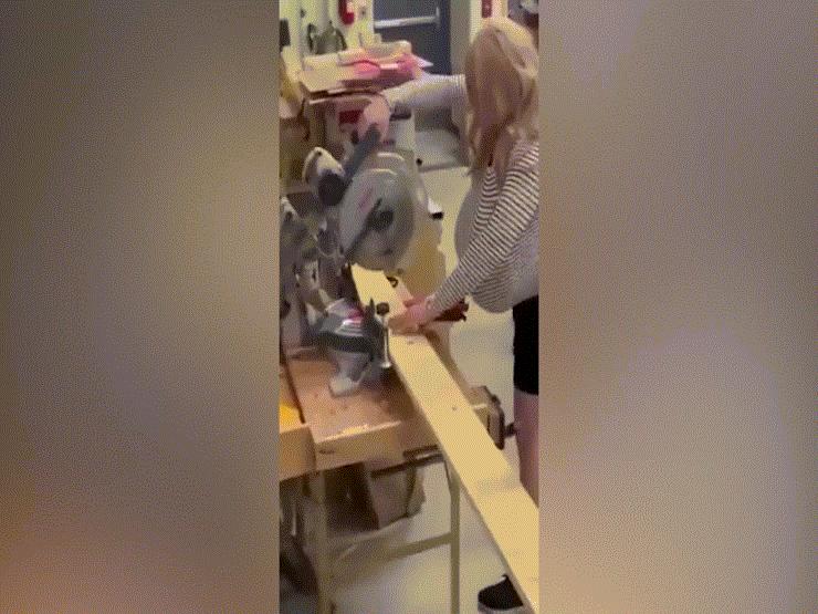 Phi thường - kỳ quặc - Canada: Giáo viên chuyển giới gây tranh cãi vì ngoại hình khác thường