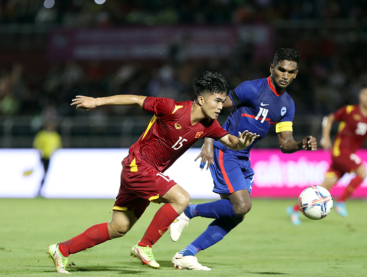 Phạm Đình Duy thi đấu năng nổ ở trận đấu giữa ĐT Việt Nam và Singapore.