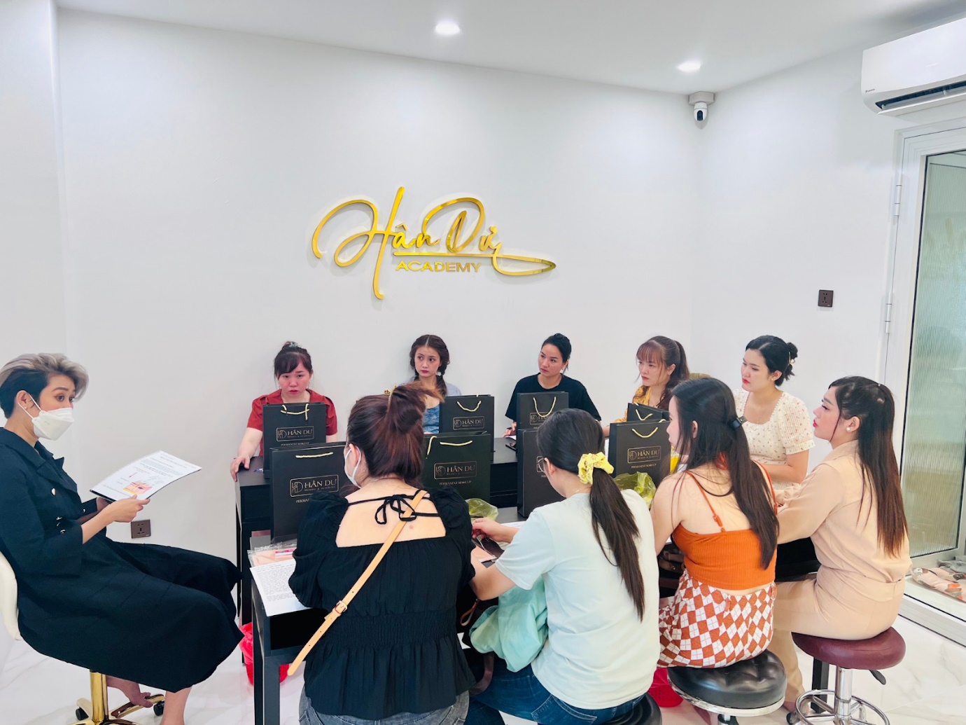 “Tôi tin vào thế hệ kế cận tài năng sẽ phát triển ngành phun xăm thẩm mỹ mạnh mẽ hơn nữa” – Hân Dư