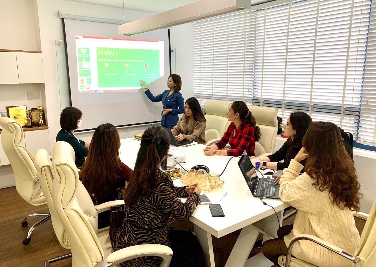 CEO Đinh Thị Mai chuyển giao công nghệ cho các hệ thống Spa