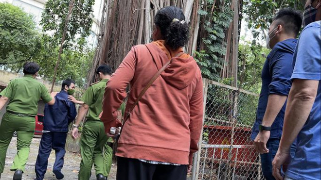 Gia đình ngóng theo bóng dáng bị cáo N.K.CNước mắt của cha