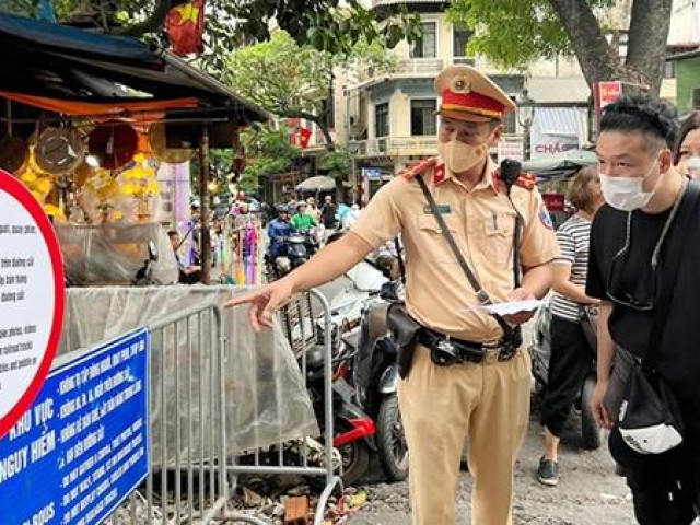 Tin tức trong ngày - CSGT phát tờ rơi song ngữ tuyên truyền an toàn trên “Phố Cafe đường tàu”