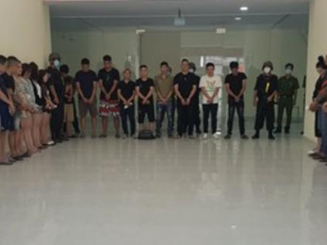 Pháp luật - CLIP: Hàng chục nam nữ bị phát hiện đang ăn chơi tập thể trong chung cư