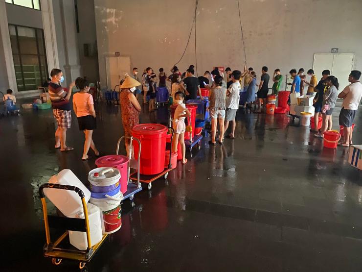 Tin tức trong ngày - Trắng đêm xách nước lên tắm gội ở chung cư Hà Nội