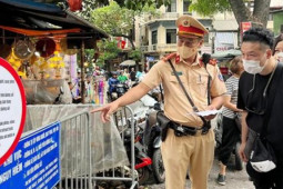 Tin tức trong ngày - CSGT phát tờ rơi song ngữ tuyên truyền an toàn trên “Phố Cafe đường tàu”