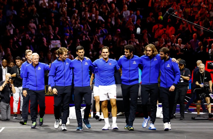 Ngay sau trận đánh đôi của ngày thi đấu mở màn Laver Cup 2022,&nbsp;một buổi lễ chia tay&nbsp;đầy trang trọng dành cho Roger Federer đã được tổ chức. "Tàu tốc hành" tiến ra sân đấu trong vòng tay các thành viên đội châu Âu