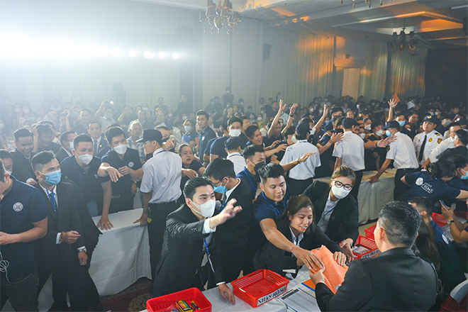 Mức giá hấp dẫn kèm hàng loạt ưu đãi đã khiến nhiều khách hàng chen lấn để được ưu tiên giao dịch căn hộ do giỏ hàng có hạn