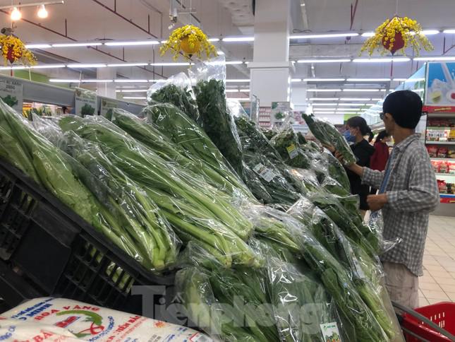 Sấu chín cuối vụ dù giá cao vẫn được nhiều người săn tìm mua