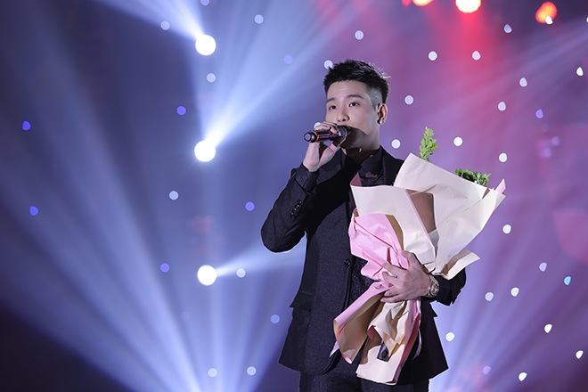 Quân AP lần đầu hát live ca khúc mới ra mắt - 2