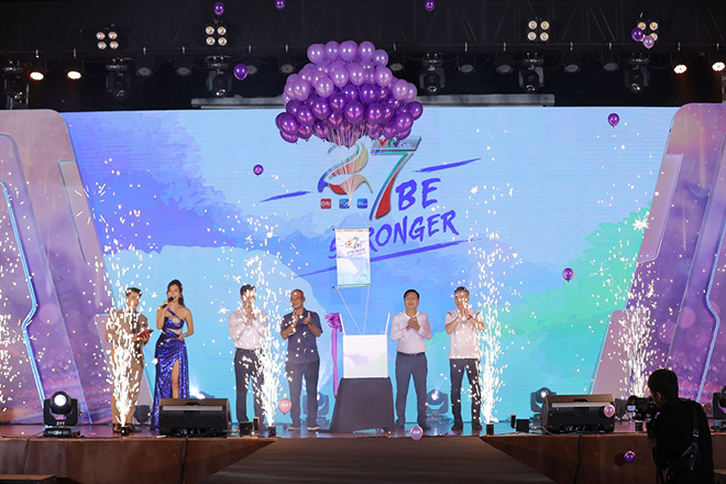 Quân AP lần đầu hát live ca khúc mới ra mắt - 5