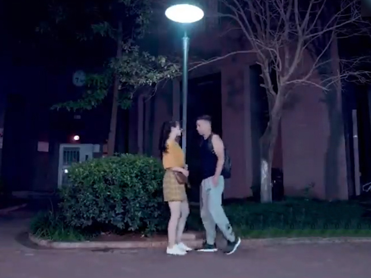 Clip hài hước - Đòi "sạc nhờ điện thoại" ở nhà bạn gái, chàng trai nhận cái kết