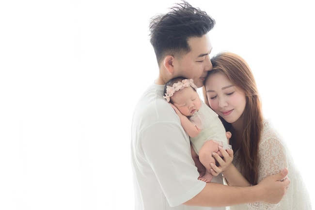 Năm 2016, chân dài sinh năm 1986 kết hôn với doanh nhân giàu có tên Lý Quan Phong và ba cô con gái. Sau khi lập gia đình, Dĩnh Nhi rời khỏi showbiz, dành thời gian cho tổ ấm nhỏ, chăm sóc con cái.
