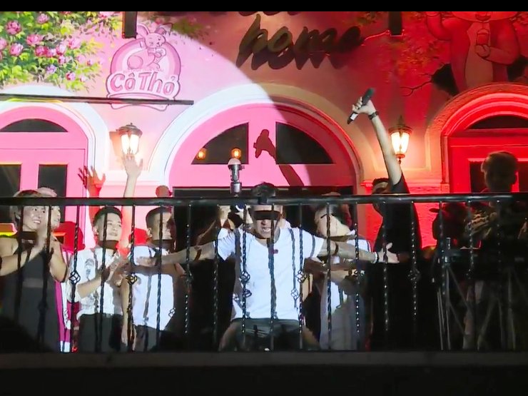 Đời sống Showbiz - Tuấn Hưng bật khóc trước hàng nghìn khán giả, bất ngờ lọt top tìm kiếm Google Việt Nam