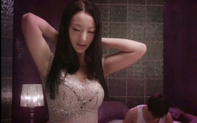 Trong phim, Vương Lý Đan Ni đóng vai Tiểu Tư - một cô gái làm nghề massage có vòng 1 ngoại cỡ được nam chính là Hướng Tây nhắm tới. Dù chỉ xuất hiện ở cuối phim nhưng màn trình diễn nóng bỏng cùng vóc dáng nổi bật giúp Vương Lý Đan Ni nổi tiếng chỉ sau 1 đêm.

