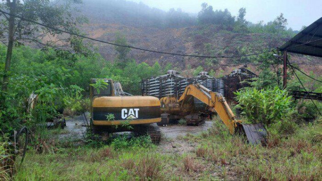 Cận cảnh loạt phương tiện bị “bỏ quên” mục nát giữa rừng tràm tại Huế - 9